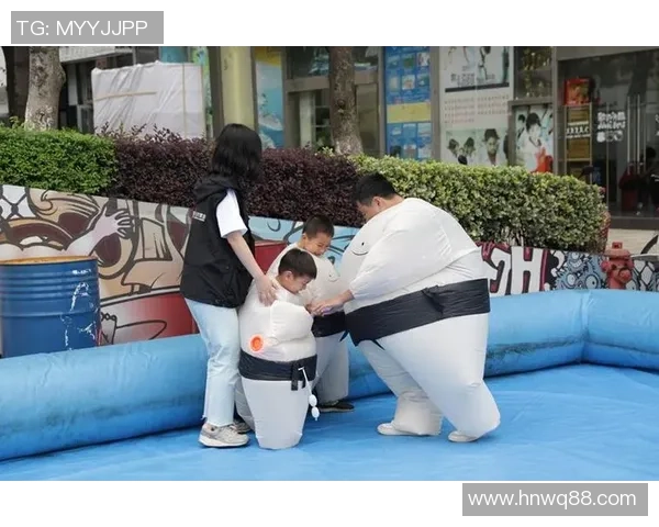 金鱼在水中畅游足球场上飞扬梦想的奇妙交汇